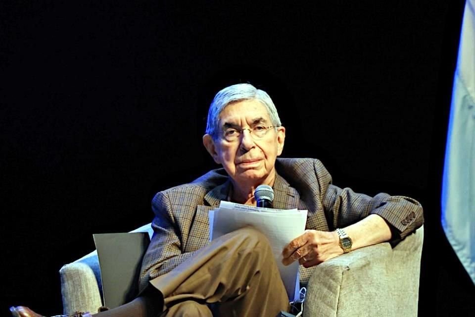 Óscar Arias indicó que en la educación se debe inculcar una visión más humana.