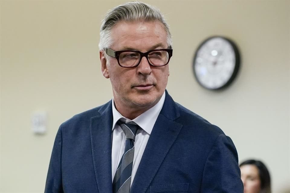 El actor Alec Baldwin pidió a tribunal que niegue la moción de reconsideración de los fiscales para desestimar el caso 'Rust'.