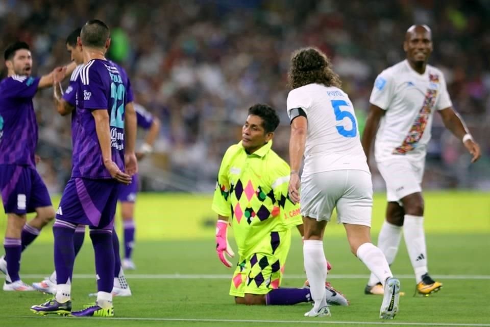 Jorge Campos (centro) arrancó el partido de Leyendas en la portería de México.