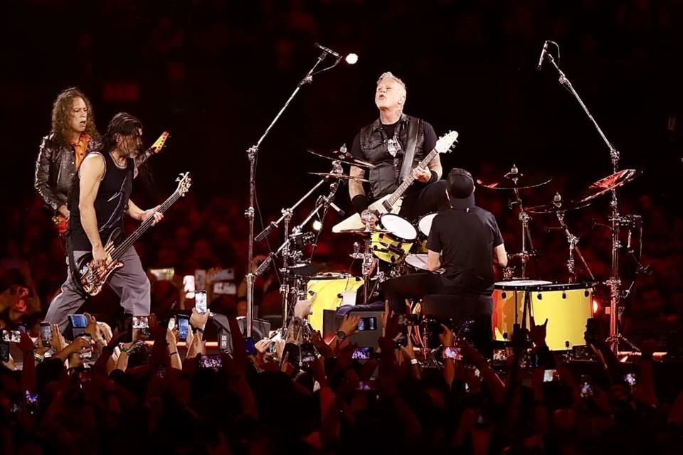 Metallica y miles de fans vibraron al máximo con la explosión de rock, en el arranque del 'M72 World Tour' en la CDMX.