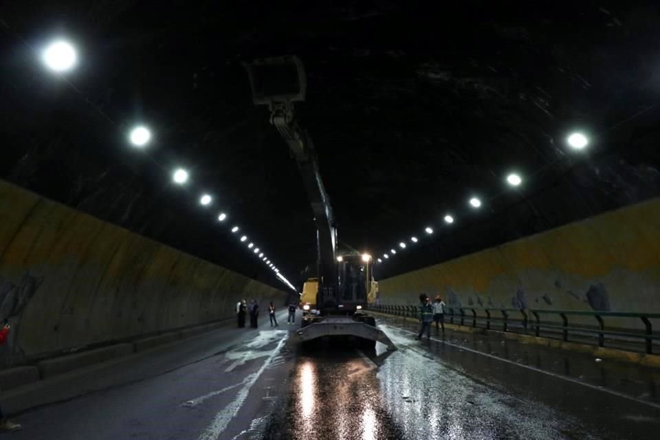 Tras realizar una inspección y trabajos de raspado con maquinaria pesada, anoche el Estado determinó que era seguro reabrir la circulación vial del Túnel.