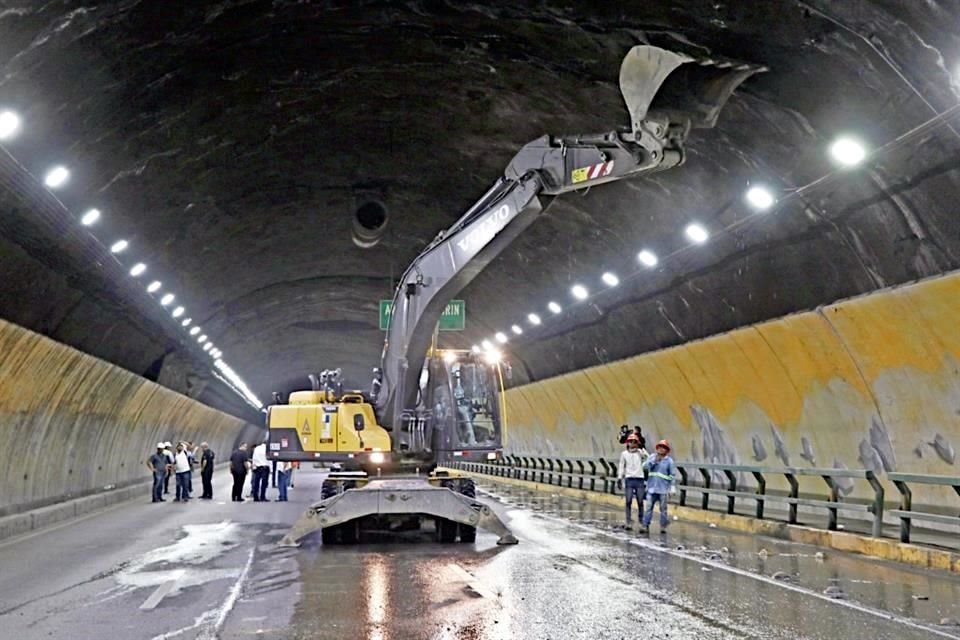 Durante la tarde y noche de ayer, el Estado realizó un 'raspado' de todo el recubrimiento interior del Túnel de la Loma Larga con dos retroexcavadoras para buscar posibles zonas dañadas.