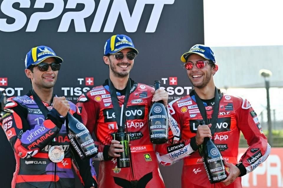 La distancia entre Francesco Bagnaia (al centro) y el español Jorge Martin (izquierda) es de sólo 3 puntos.