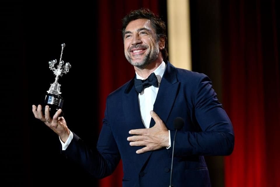 Al subir al escenario, Bardem se mostró profundamente agradecido y visiblemente emocionado.