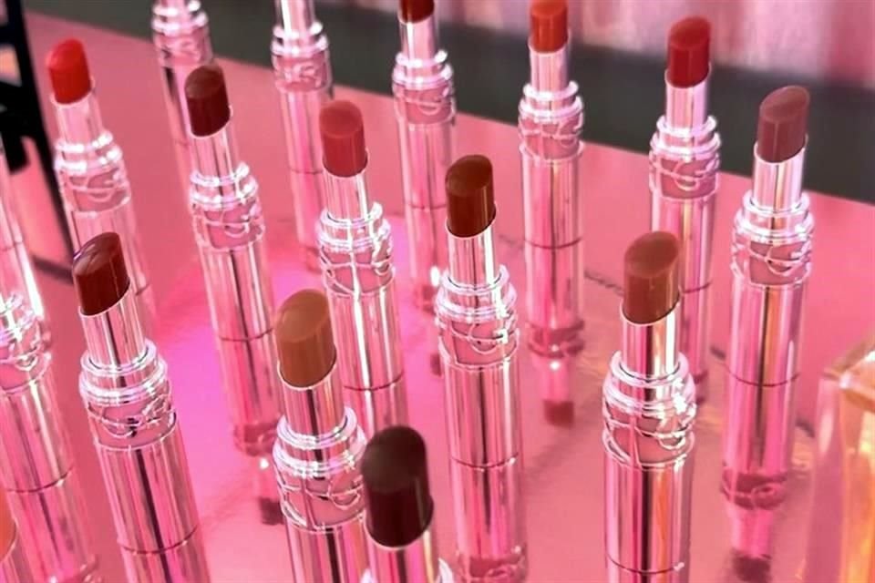 El evento cuenta con estaciones de maquillaje, cámaras inmersivas y probadores para lucir productos como el Loveshine Candy Glaze Lip Gloss Stick y el Loloveshine Lipstick.