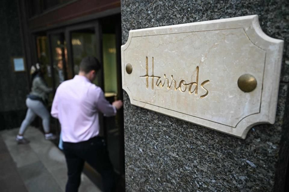 Al Fayed fue propietario de los icónicos almacenes Harrods y padre de Dodi.