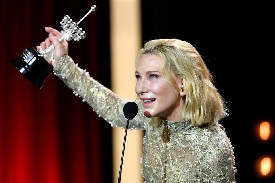 La actriz Cate Blanchett recibió el Premio Donostia en manos del director mexicano Alfonso Cuarón, en el Festival de San Sebastián.