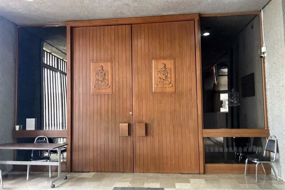 La puerta para ingresar al lobby de la Sala de Pleno lució cerrada con llave.