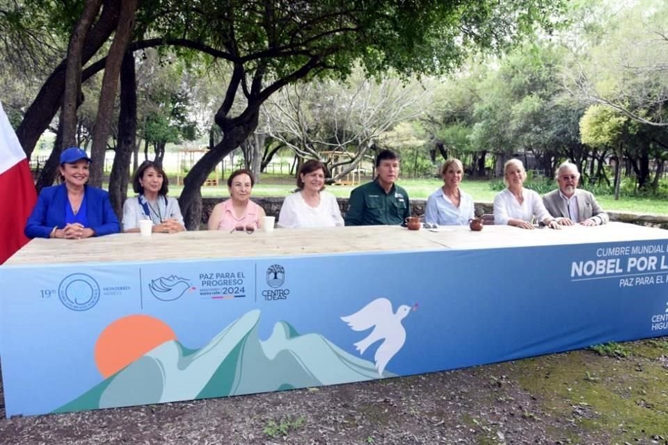 La iraní Shirin Evadi, Premio Nobel de la Paz 2023, visitó la Sierra de Picachos junto con activistas.