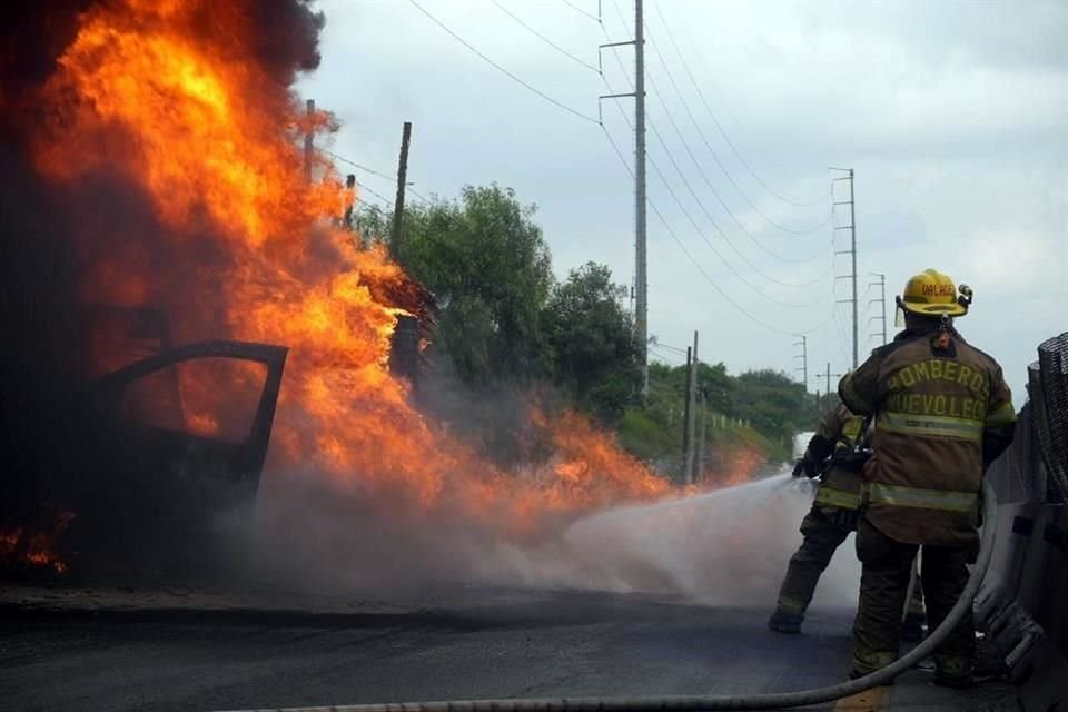 El incendio fue reportado a las 15:00 horas en el kilómetro 8 del Libramiento, en el sentido hacia Santa Catarina.