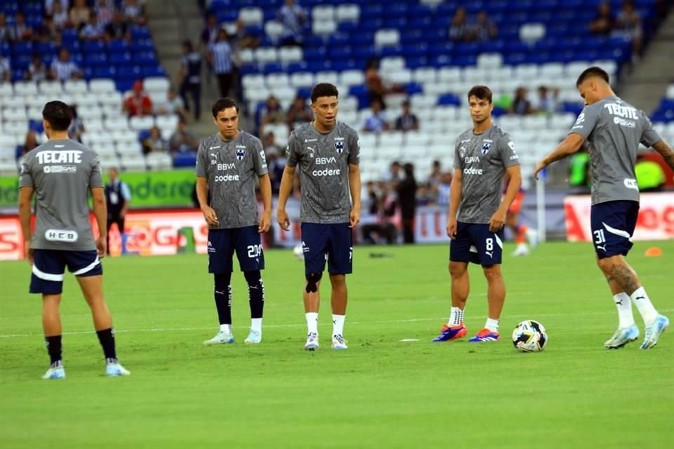 Jugadores de Rayados en el calentamiento previo al partido.