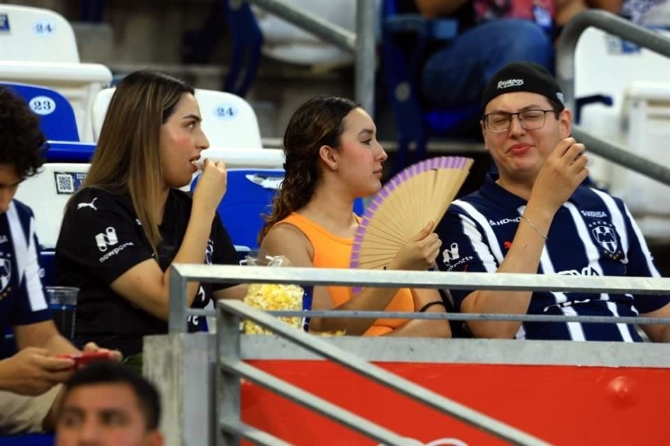 Aficionados de Rayados degustan una botanita antes del silbatazo inicial.