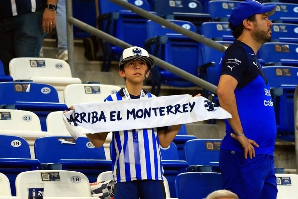 Un pequeño seguidor de los albiazules muestra la bufanda del equipo de sus amores.