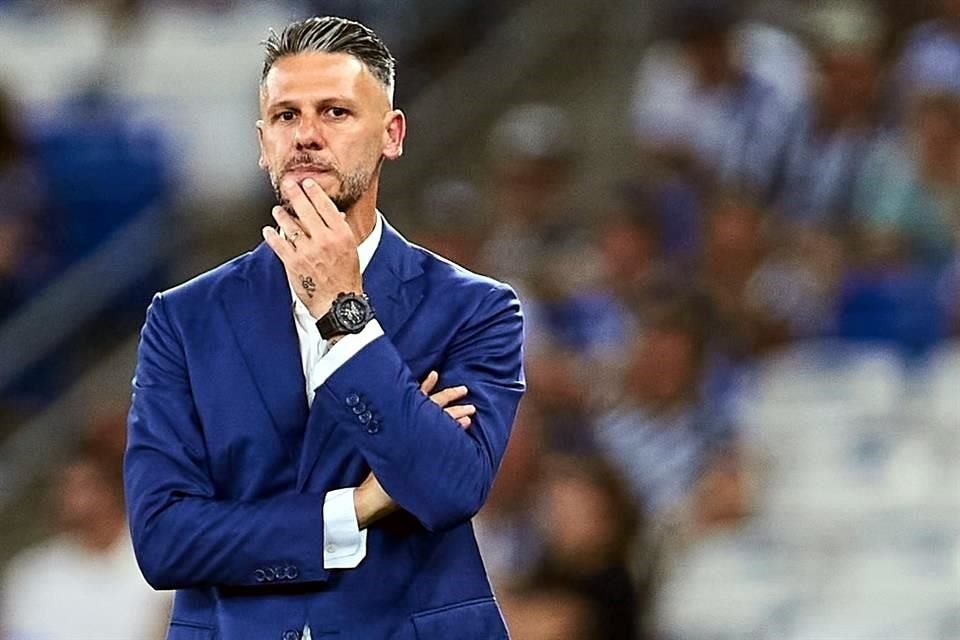 El técnico Martín Demichelis idea la forma para jugar con 10 hombres tras la expulsión de Sebastián Vegas.