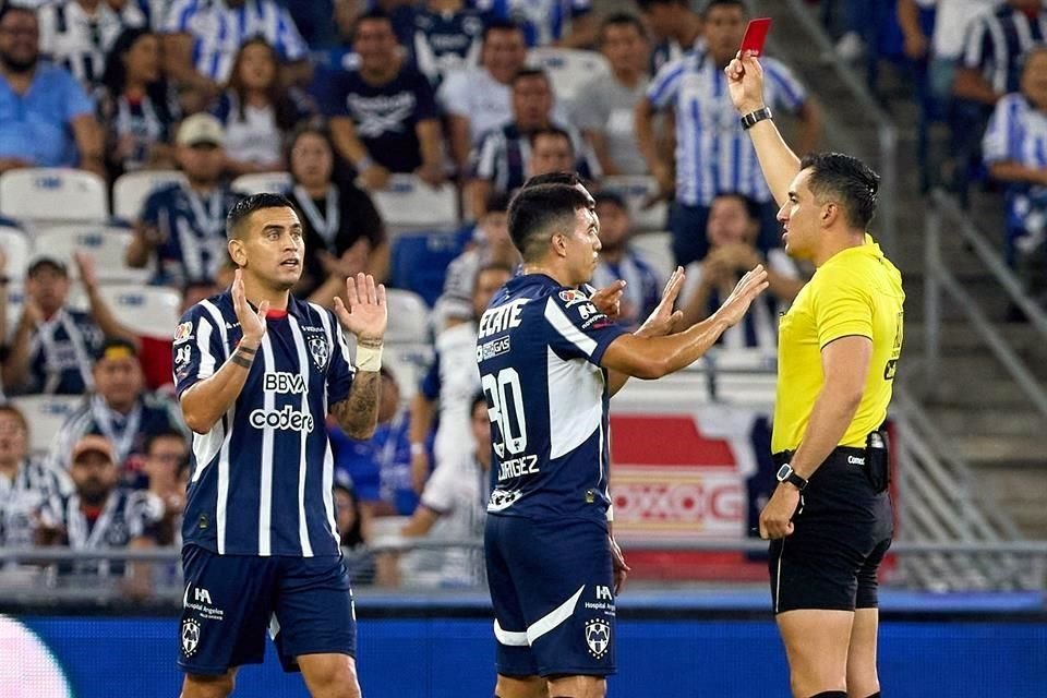 El silbante Ismael López expulsó correctamente a Sebastián Vegas apenas al minuto 6.