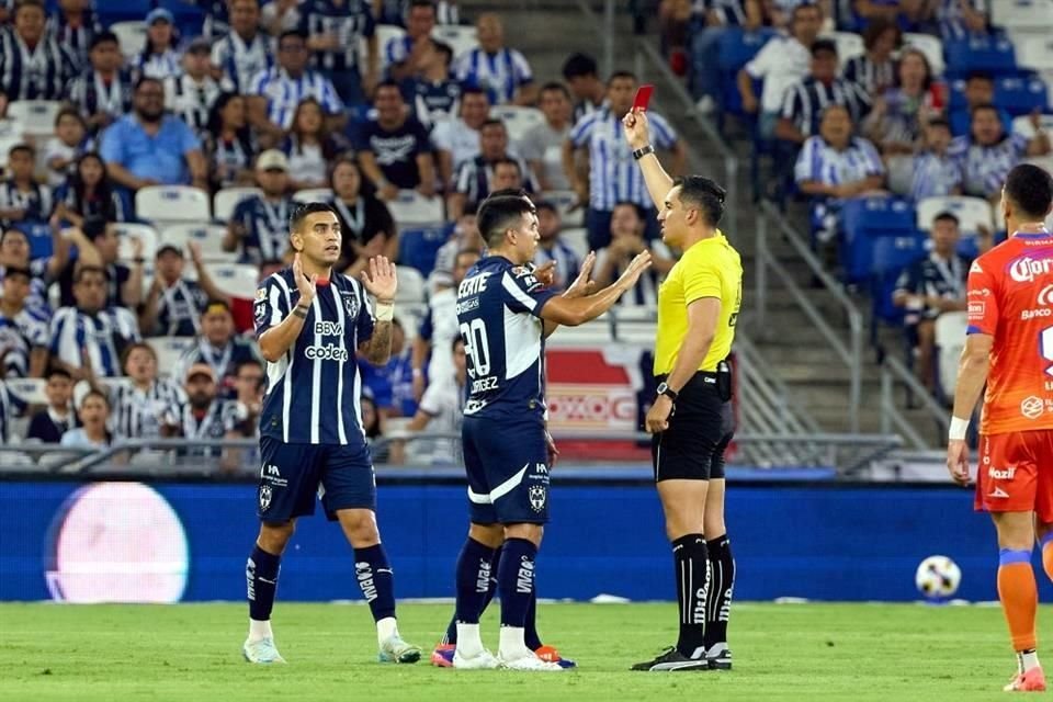 Momento exacto en que el árbitro Ismael Rosario López expulsa a Sebastián Vegas (izq.), de Rayados.