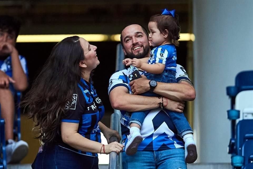 Bellas postales de familias rayadas se vieron en las tribunas del Estadio Monterrey.