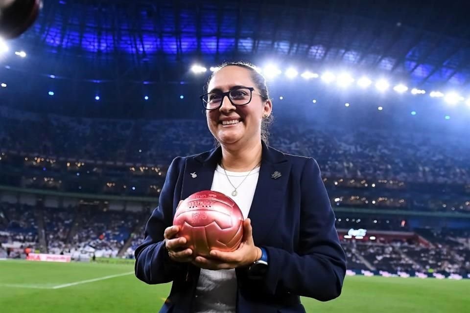 Previo al inicio del partido, Amelia Valverde, estratega de Rayadas, recibió el Balón de Oro como Mejor Directora Técnica del año futbolístico 2023-24.