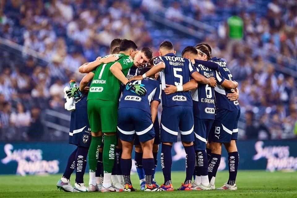 Jugadores de Rayados en cónclave antes del silbatazo inicial.