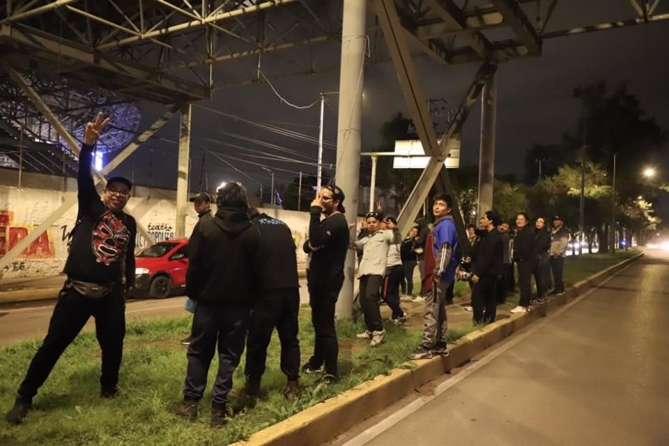 Decenas de fans del grupo se apostaron en un puente sobre Avenida Río Churubusco para ver el primer show.