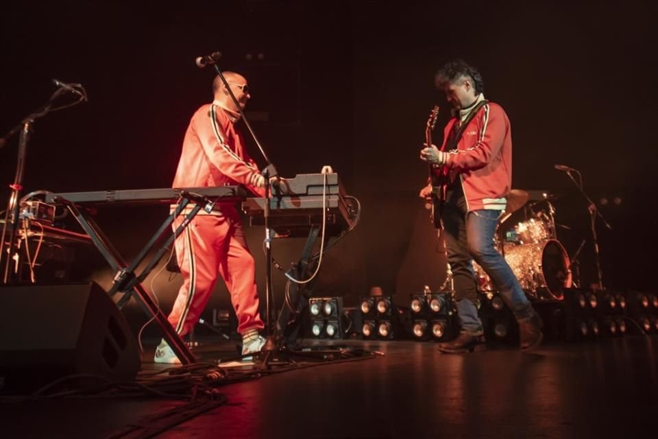 La banda regia Plastilina Mosh hizo su debut en el Teatro Metropólitan de la CDMX ante 3 mil personas que disfrutaron sus éxitos.