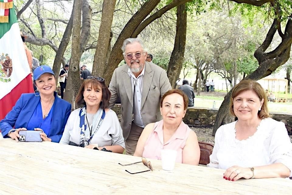 Shirin Ebadi (segunda de der. a izq.) visitó la sierra en compañía de activistas, para conocer programas de sustentabilidad, aire limpio y biodiversidad.