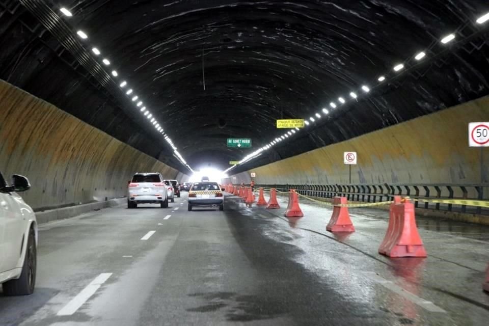  Tras dos días de cierres por la caída del material, el sábado fueron reabiertos los dos cuerpos de la vía que conecta a Monterrey con San Pedro. 