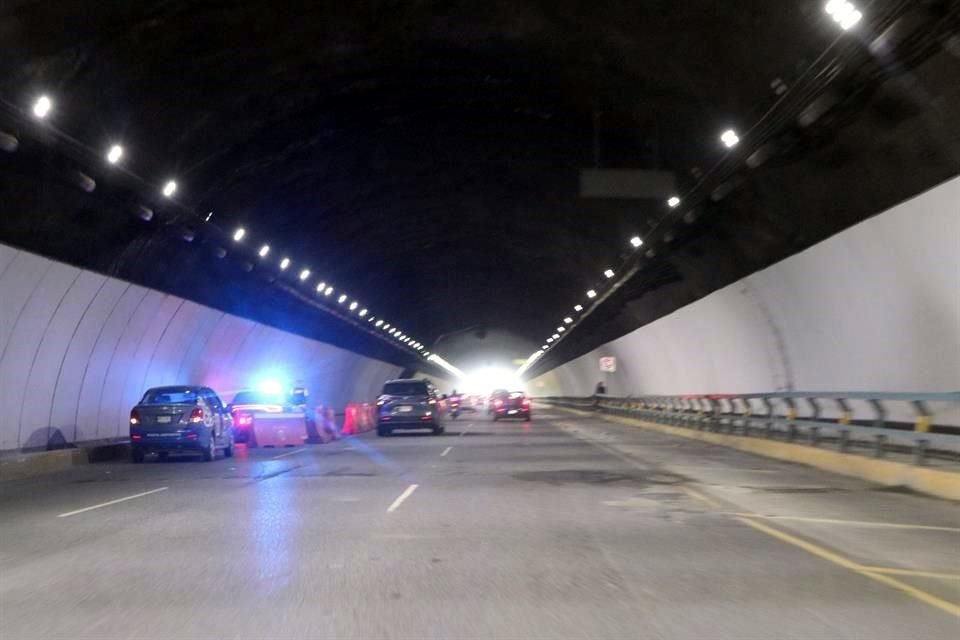 Los conductores que se dirijan hacia Monterrey encontrarán en la parte media del túnel un cierre parcial de 12 metros en el carril izquierdo.