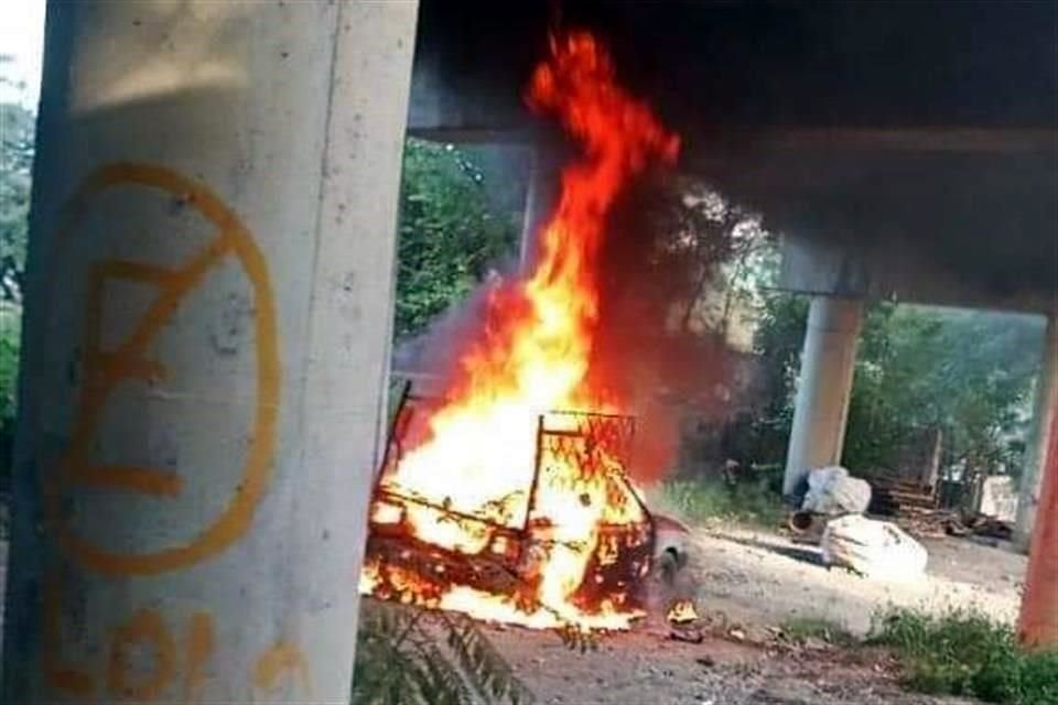 El siniestro se reportó pasadas las 8:00 horas en la Carretera Nacional, justo bajo el puente Unión, en la zona cercana al centro del municipio.