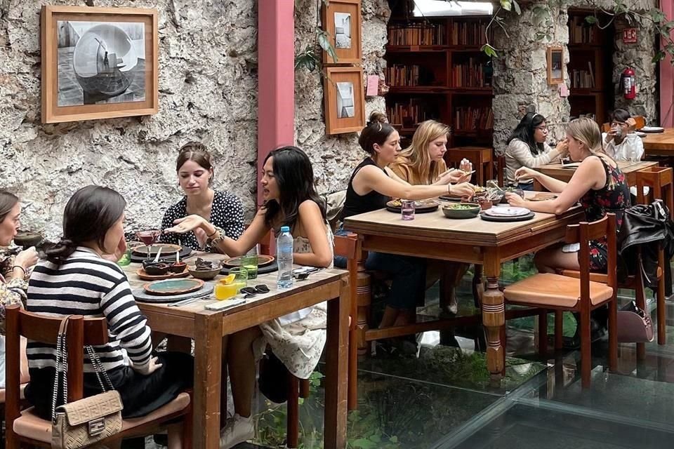 Tetetlán (en foto) es un centro cultural que cuenta con restaurante y es un homenaje a todos los sentidos, y cada elemento juega un papel que satisface a una experiencia plena.