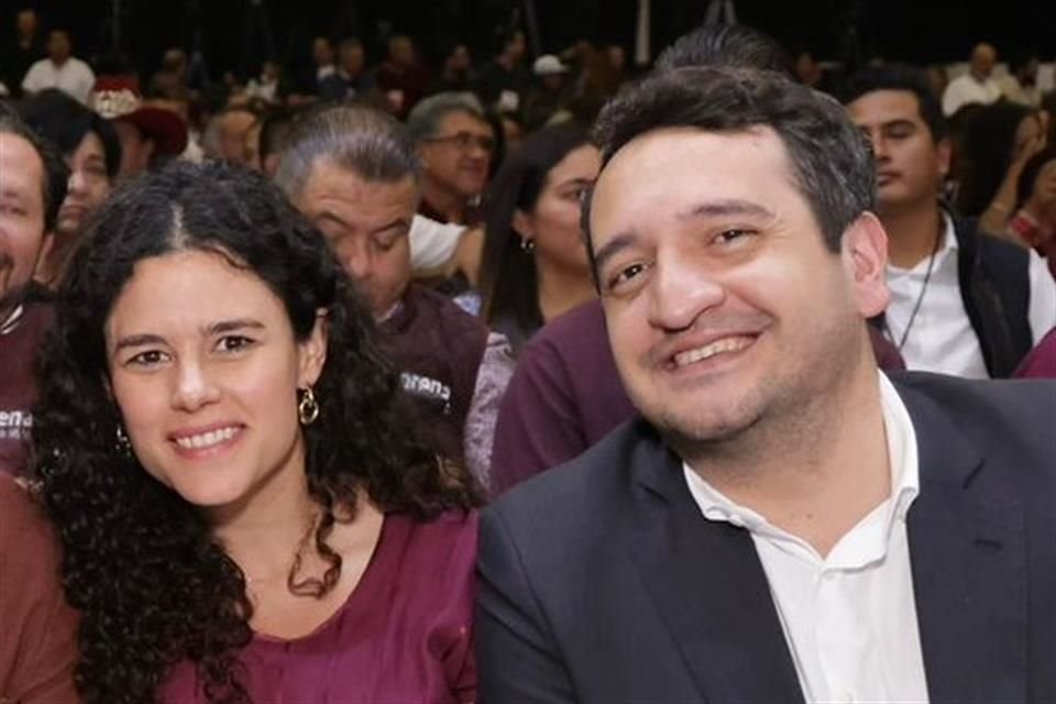 La Secretaria de Gobernación y el hijo de AMLO sonriendo entre el público y en primera fila durante el Congreso Nacional morenista en el WTC.