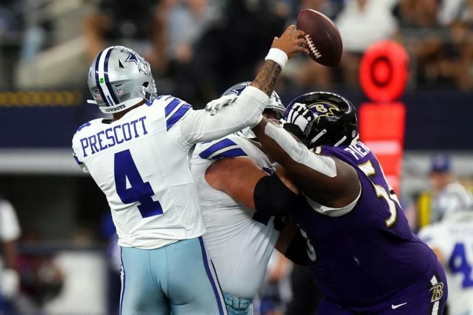 Michael Pierce (número 58), de los Baltimore Ravens, bloquea un pase del mariscal de campo Dak Prescott, de los Dallas Cowboys, durante el tercer cuarto.