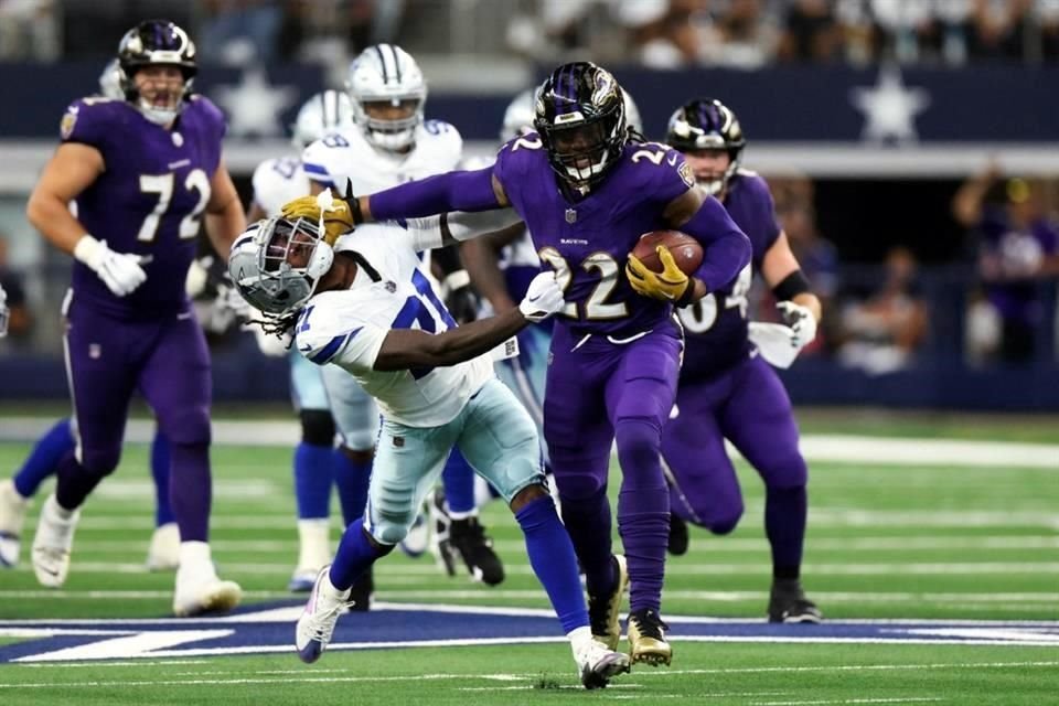 Derrick Henry (número 22), de los Baltimore Ravens, avanza en  un primer intento contra Caelen Carson (número 21), de los Dallas Cowboys, durante el tercer cuarto.