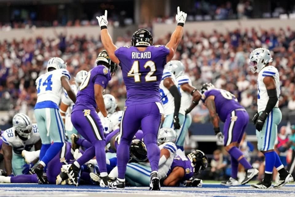 Patrick Ricard (número 42), de los Baltimore Ravens, celebra un touchdown.