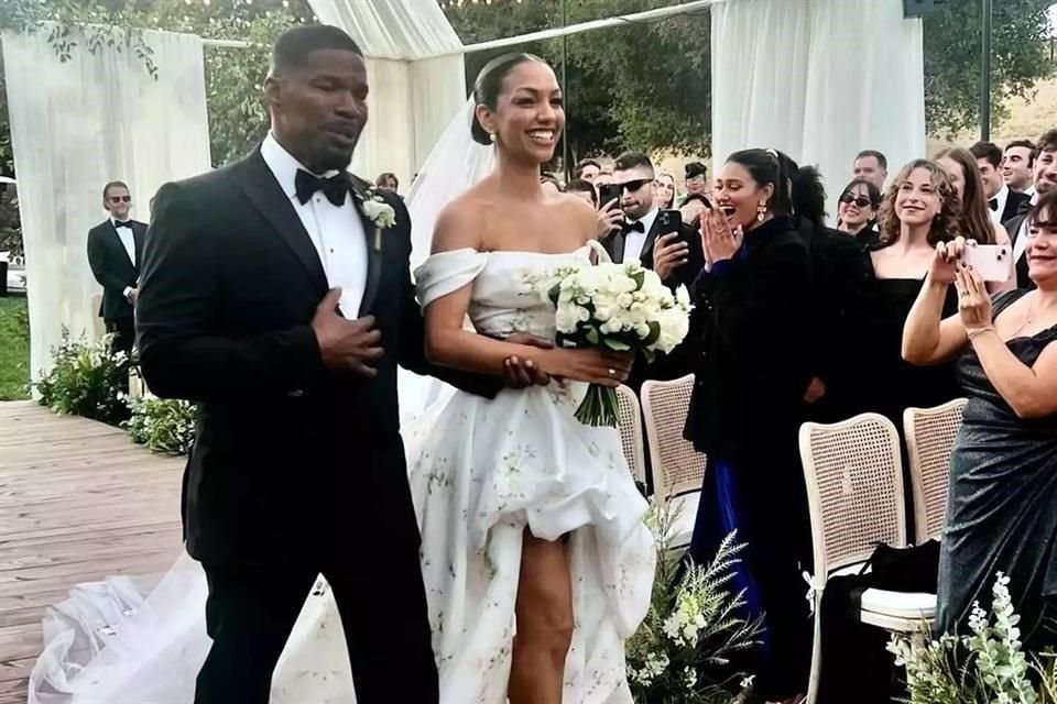 El actor Jamie Foxx entregó este sábado a su hija Corinne en una boda íntima con el productor de televisión Joe Hooten.