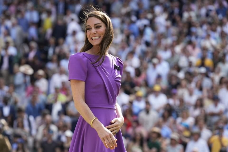 Kate Middleton acudió a la iglesia junto a Guillermo y los reyes, Carlos III y Camila; marca su regreso a la agenda real.