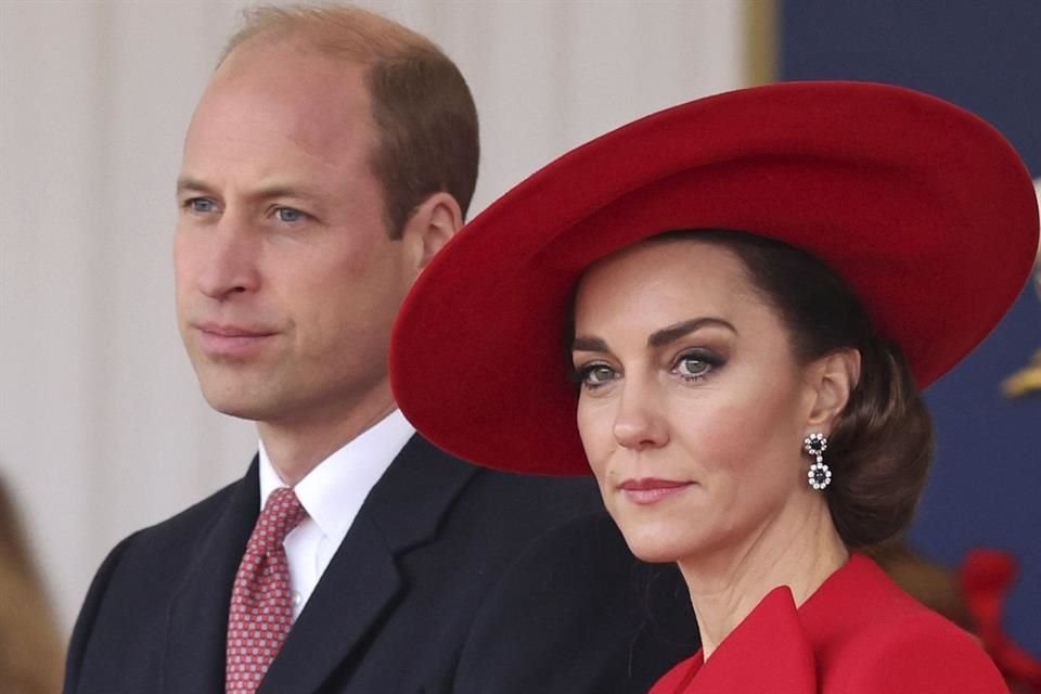 Kate condujo hacia la iglesia con Guillermo en el asiento de copiloto.