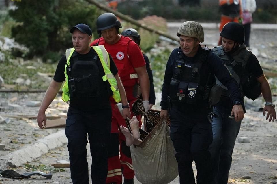 Servicios de emergencias trasladan a una víctima de un ataque israelí en un centro para adultos mayores en Sumy, Ucrania, el 19 de septiembre del 2024.