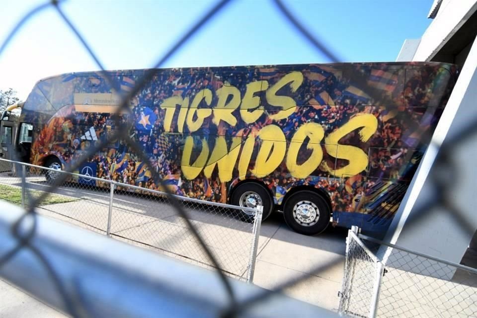 El plantel de Tigres en su arribo al estadio de los Bravos.