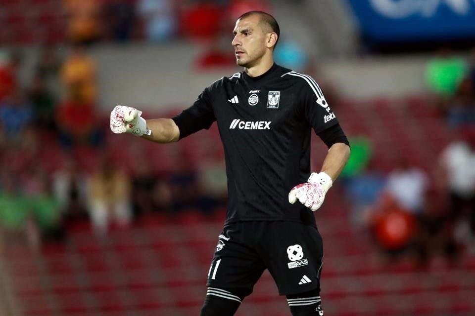 Nahuel Guzmán volvió a iniciar en el arco de Tigres.