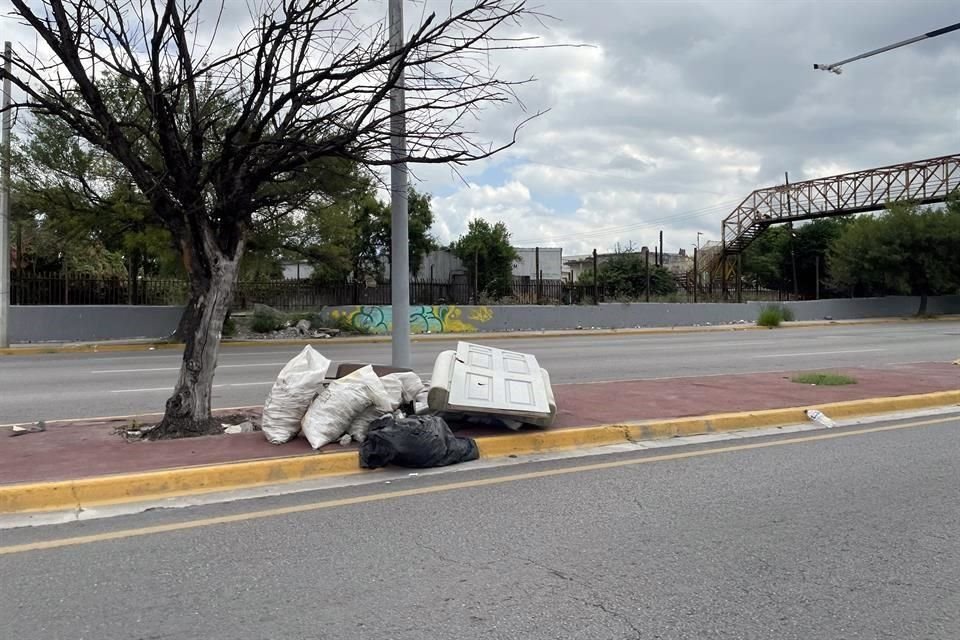 De acuerdo con vecinos, al sitio acuden personas de otras colonias para tirar desechos y quemarlos. 