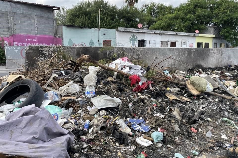 De acuerdo con vecinos, al sitio acuden personas de otras colonias para tirar desechos y quemarlos. 