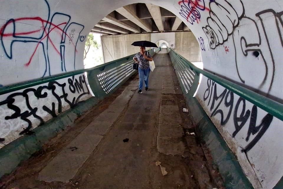  El túnel peatonal tiene acceso por el Municipio de Monterrey, y es evidente su abandono.