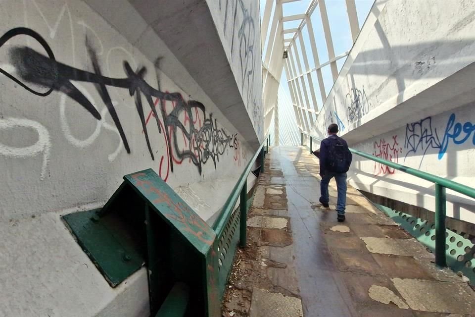  El túnel peatonal tiene acceso por el Municipio de Monterrey, y es evidente su abandono.