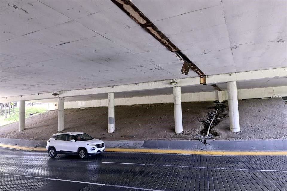 Piezas metálicas dañadas, jardineras secas, daños en desagües y otras averías se encuentran en esa zona.