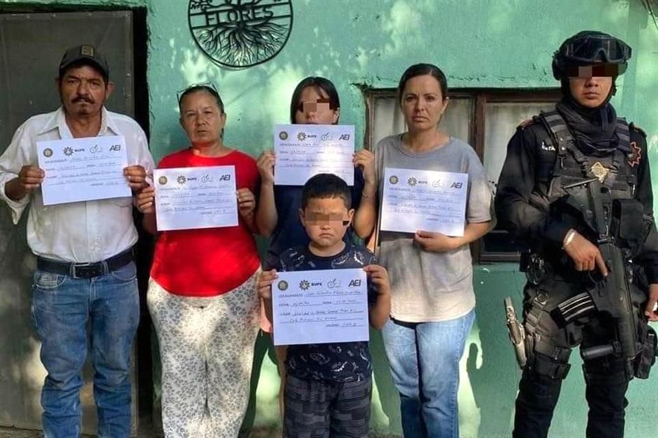 En redes circuló una fotografía de la familia al lado de un elemento de Fuerza Civil, con los cartelones de su búsqueda.