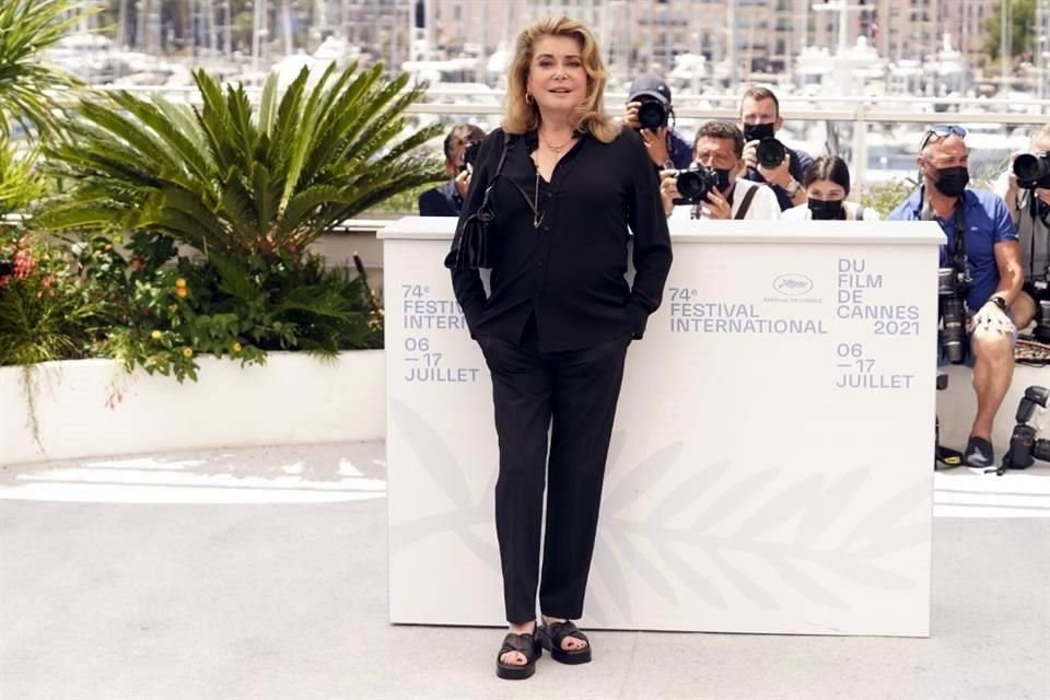 Nominada 14 veces en los Premios César, de las cuales ganó en dos ocasiones, Deneuve es una de las actrices francesas más queridas del mundo, con una carrera que abarca siete décadas.