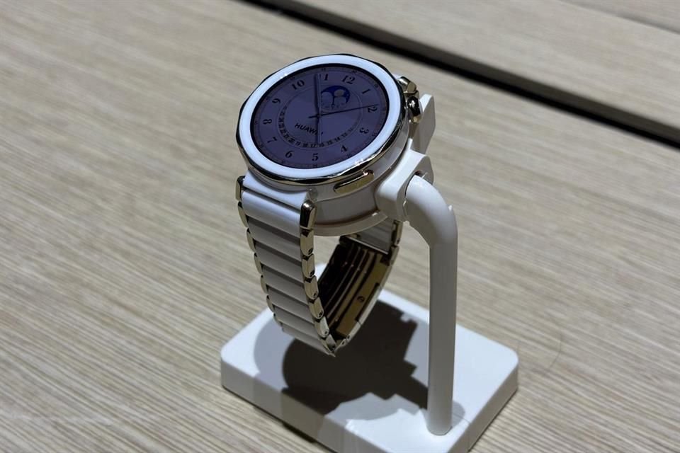 Watch GT 5 Pro tiene una versión 42 mm, cuyo diseño es más estilizado y refinado que podría ser del agrado del público femenino.