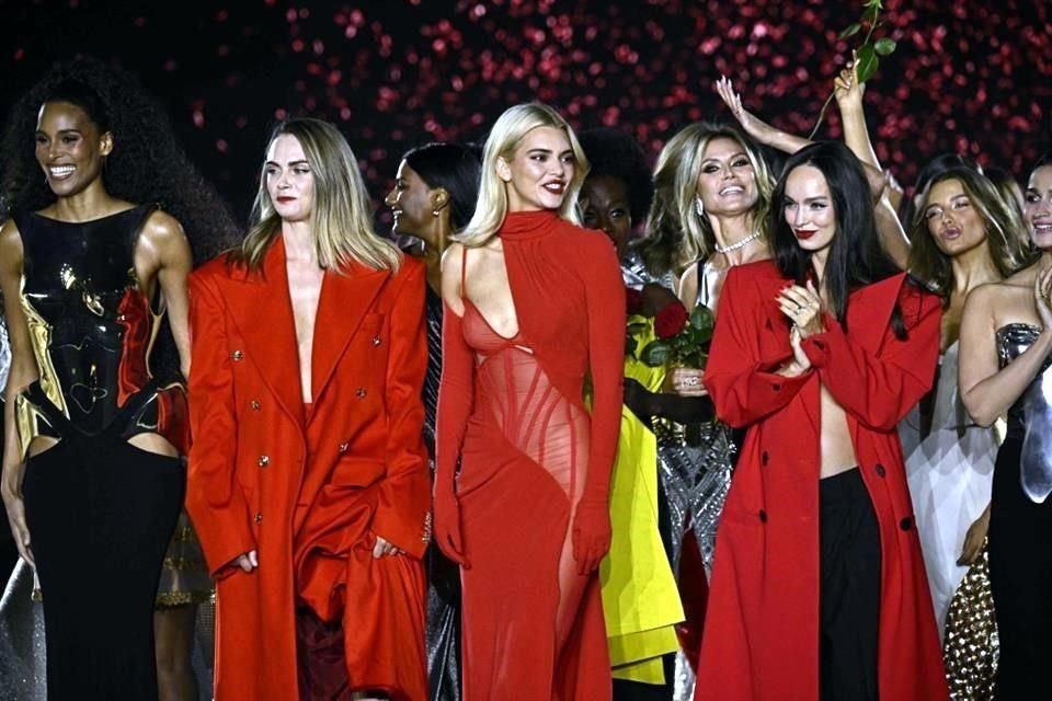 La actriz brasileña Tais Araujo, la modelo británica Cara Delevingne, la modelo estadounidense Kendall Jenner, la alemana Heidi Klum y la brasileña Luma Grothe, en la pasarela de L'Oréal.