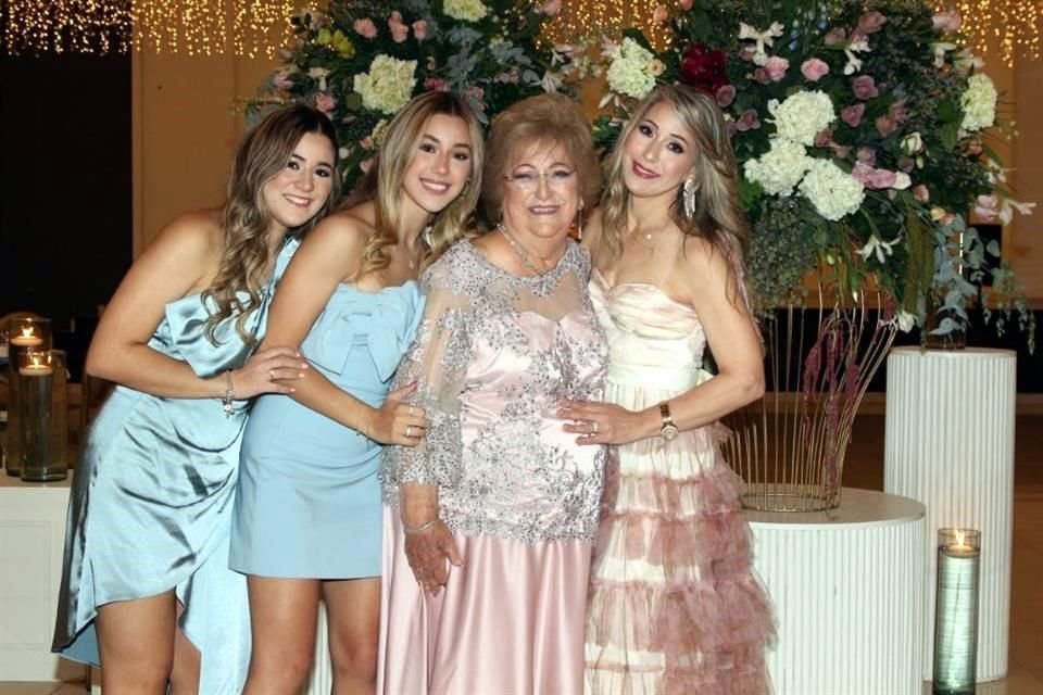 Mariana Galindo Zambrano, Dariela Galindo Zambrano, Elisa Elizondo de Zambrano y Marissa Zambrano de Galindo